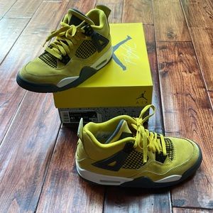 Air Jordan 4 Retro size Youth 4.5 (big kids) yellow/gray